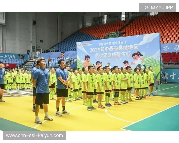 奥运冠军教留守儿童踢球，山区体育公益推进