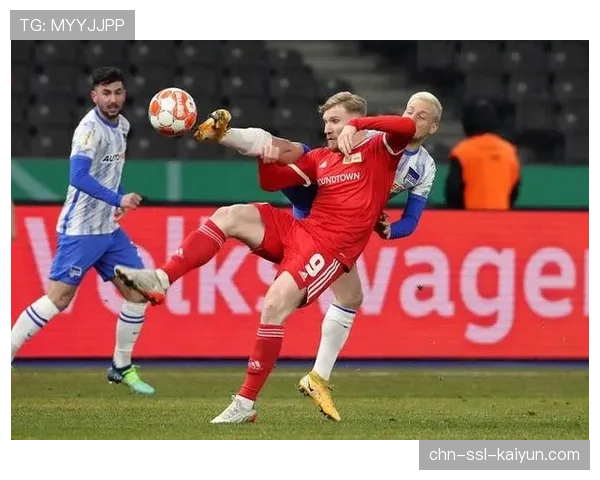 突发：柏林联合对阵波鸿比赛因场外投掷烟雾弹中断15分钟